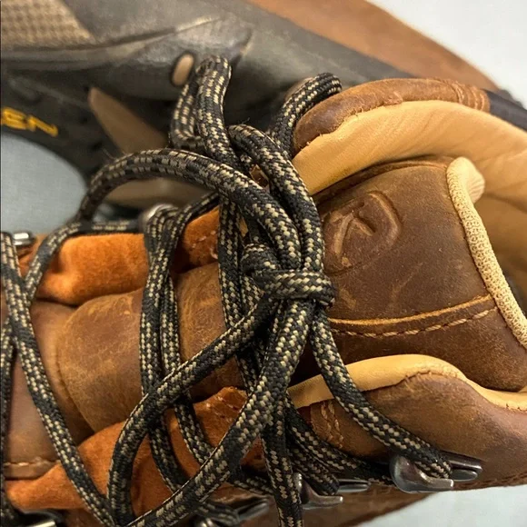 KEEN Woman’s Leather Hiking Boots - Picture 5 of 7